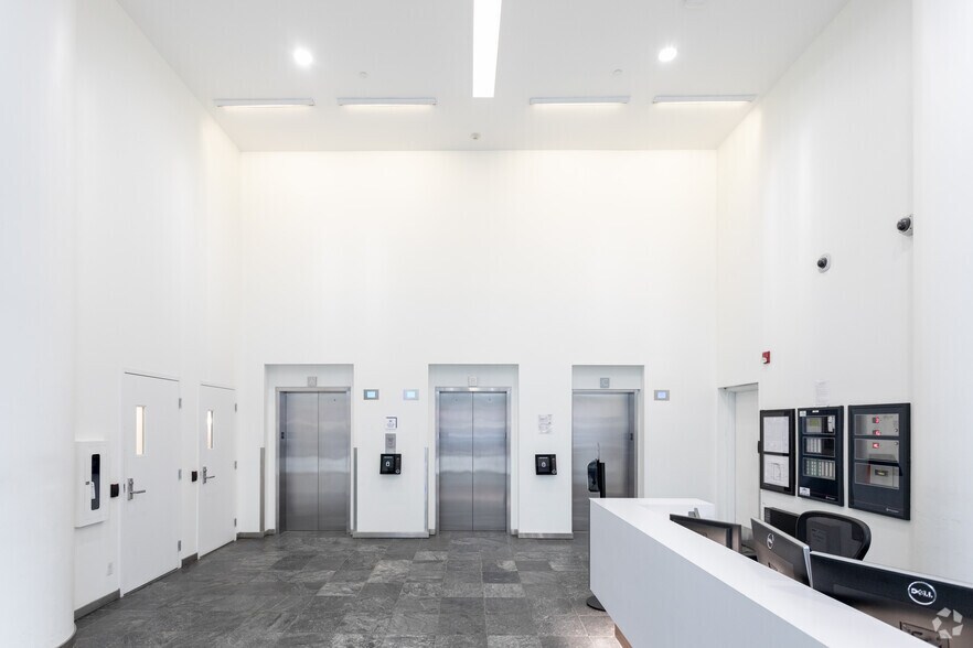 555-579 Robson St, Vancouver, BC for lease - Lobby - Image 3 of 11