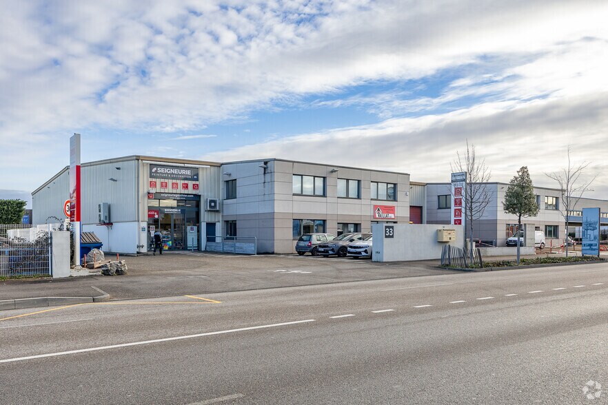 Flex in Chassieu for lease - Primary Photo - Image 1 of 3