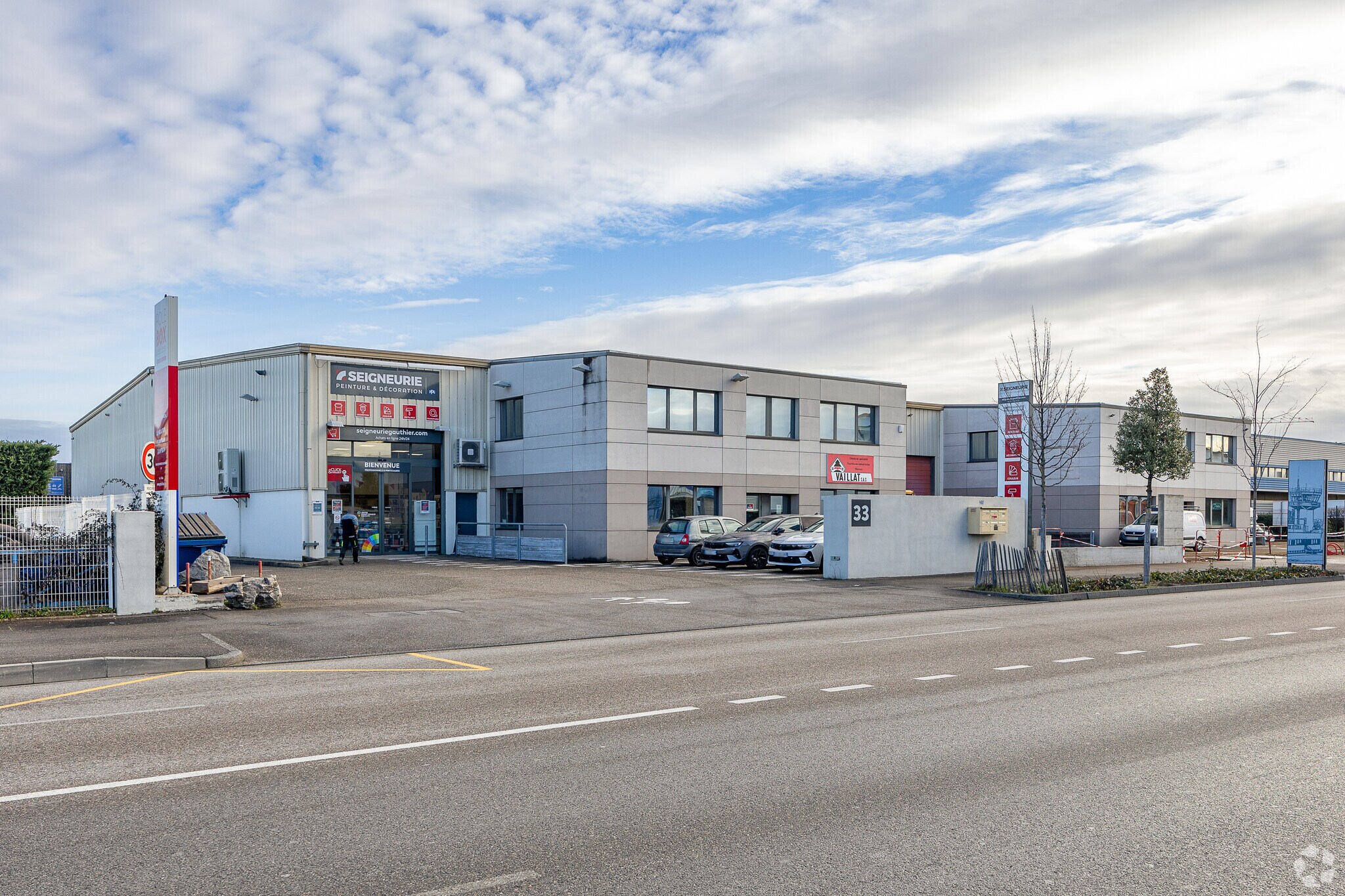 Flex in Chassieu for lease Primary Photo- Image 1 of 4