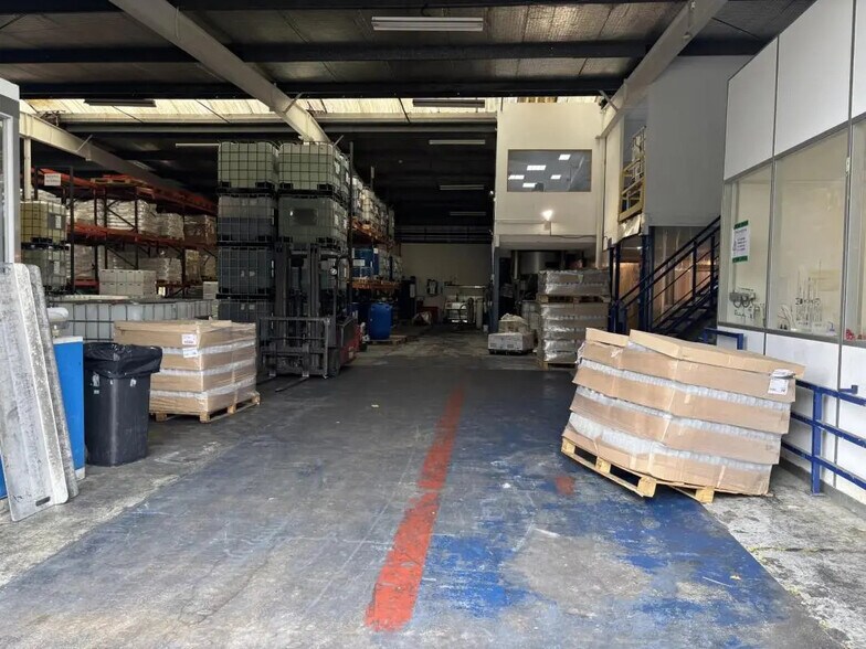 3 Avenue Des Frênes, Montigny-le-Bretonneux for sale - Building Photo - Image 2 of 12