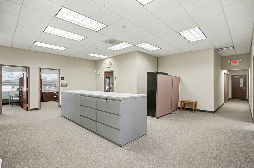 5360 Hampton Pl, Saginaw, MI for sale - Building Photo - Image 2 of 16