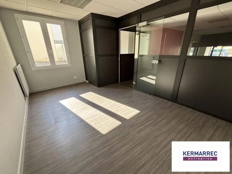 Office in Vannes for lease - Interior Photo - Image 2 of 4