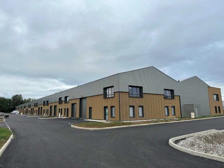 Industrial in Bourgoin-Jallieu for lease - Building Photo - Image 1 of 9