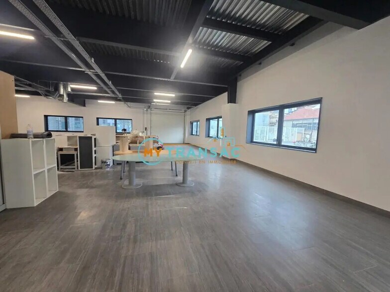 Flex in Ivry-sur-Seine for lease - Interior Photo - Image 3 of 7