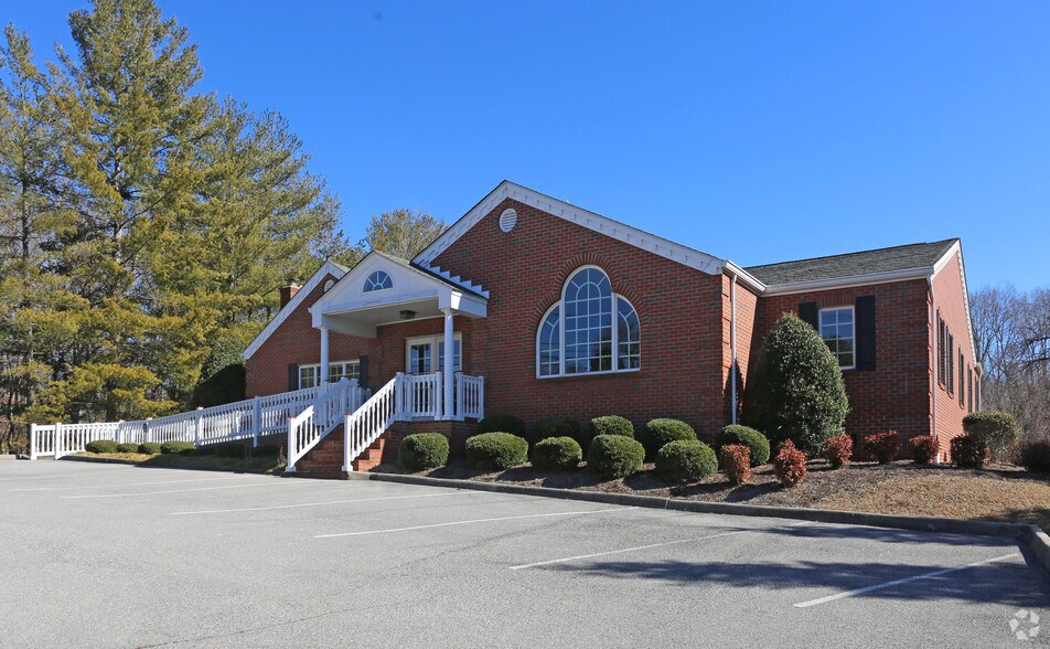 5604 Starkey Rd, Roanoke, VA 24018