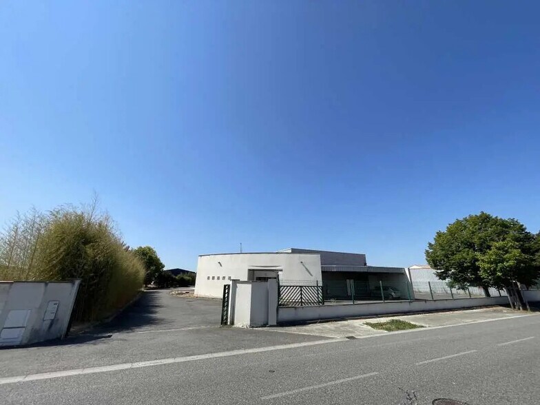 Flex in Fontenilles for sale - Building Photo - Image 2 of 10