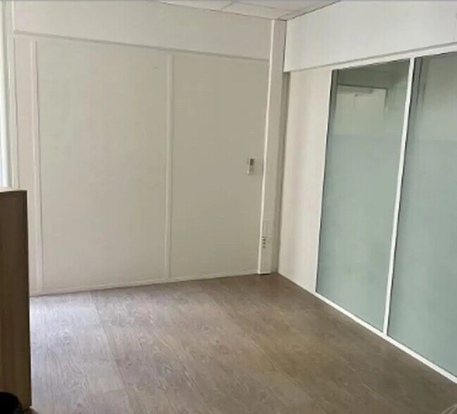 Office in Versailles for lease - Building Photo - Image 1 of 3