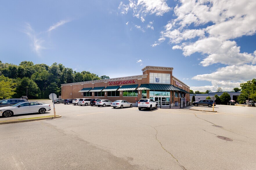 218 E Main St, Clinton, CT for sale - Primary Photo - Image 1 of 1