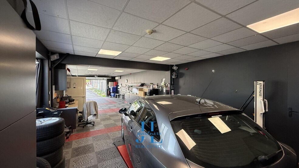 Retail in Pessac for lease - Interior Photo - Image 1 of 5