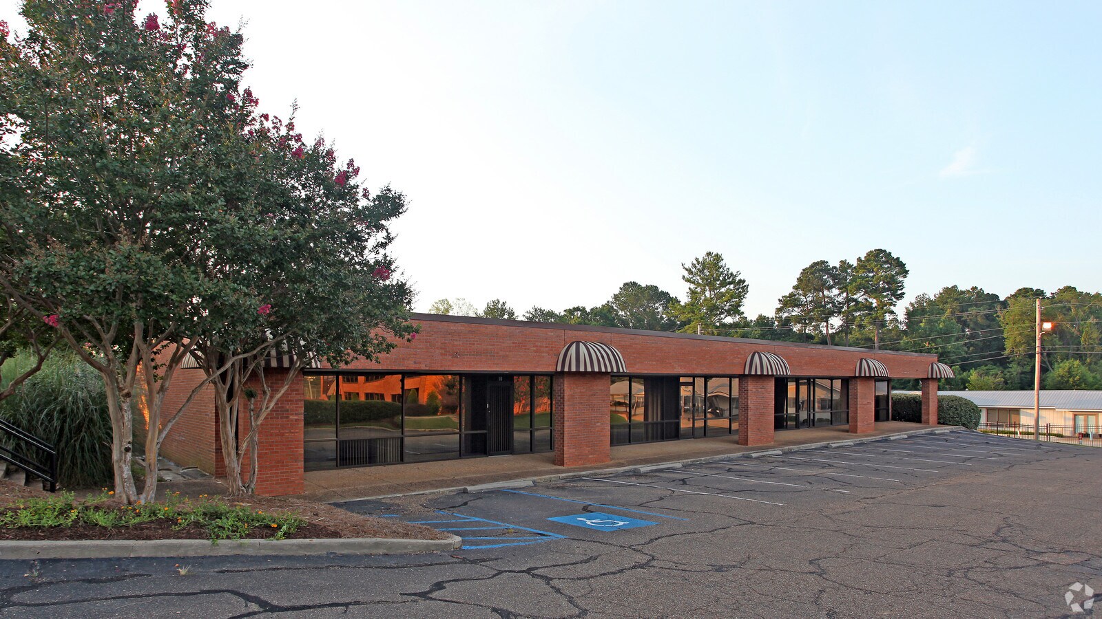 1425B Lakeland Dr, Jackson, MS 39216