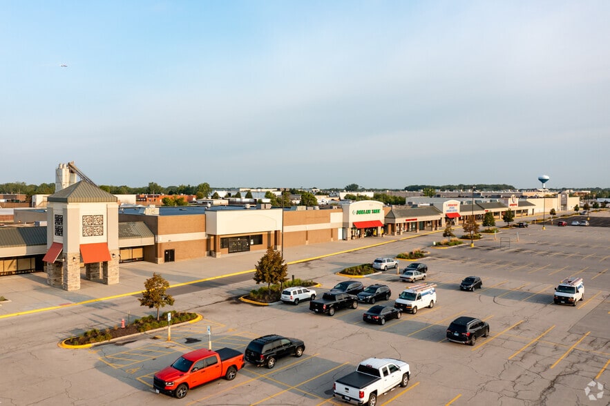 1000-1090 S Barrington Rd, Streamwood, IL for lease - Building Photo - Image 1 of 5