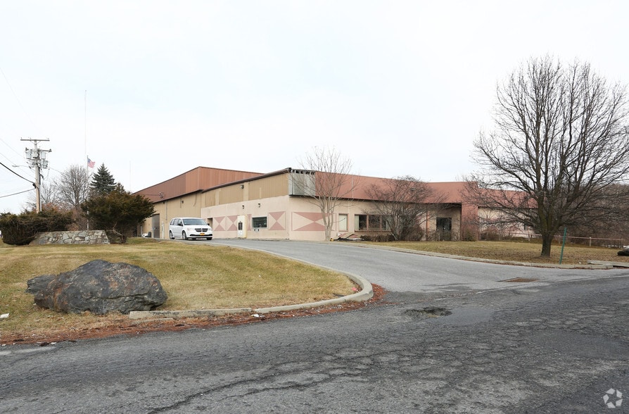 10-14 Tucker Dr, Poughkeepsie, NY for sale - Primary Photo - Image 1 of 1