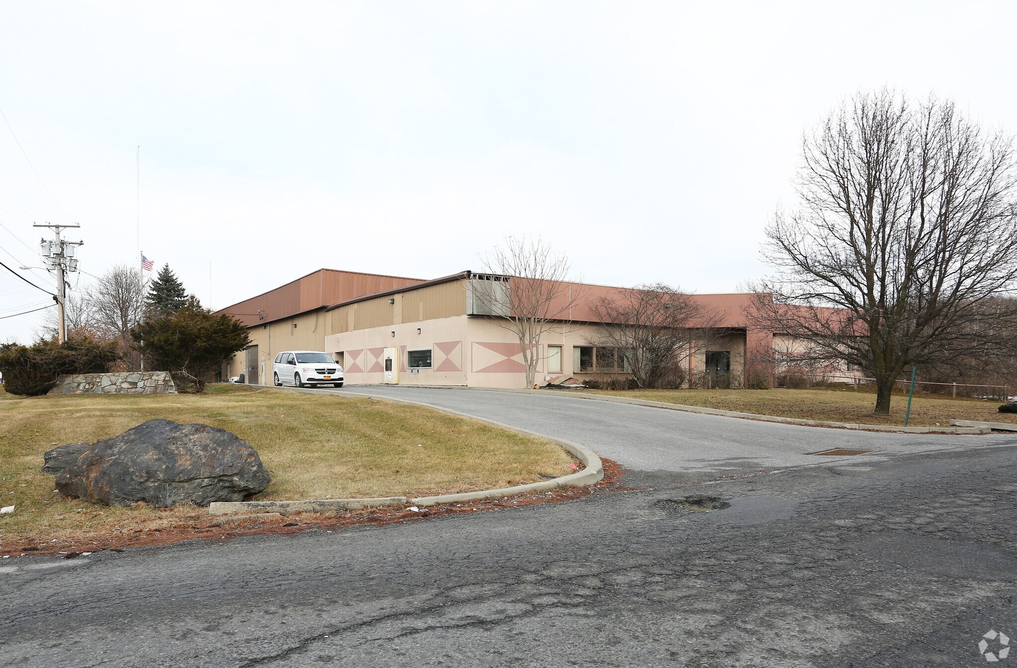 10-14 Tucker Dr, Poughkeepsie, NY for sale Primary Photo- Image 1 of 1