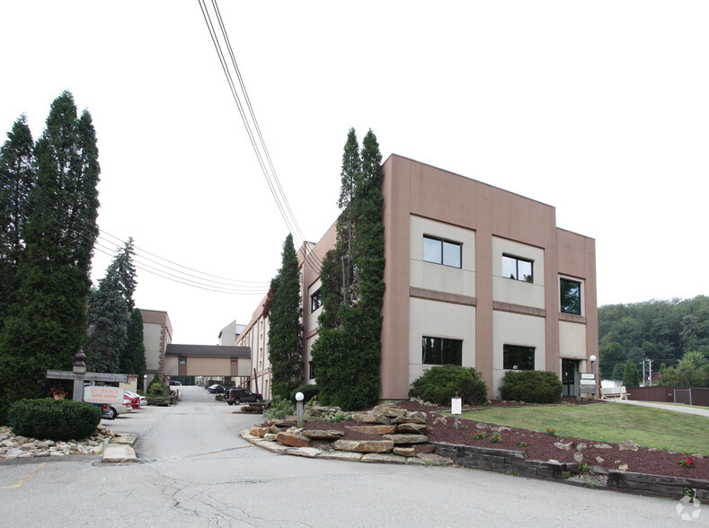 2000 Commerce Loop, North Huntingdon, PA for lease - Primary Photo - Image 1 of 4