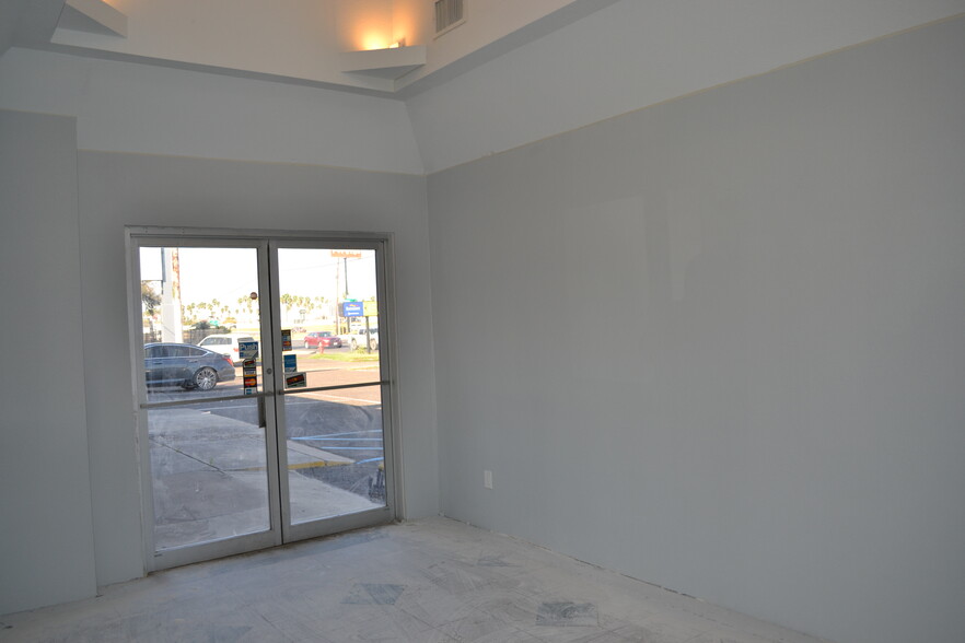 4910 San Bernardo Ave, Laredo, TX for lease - Interior Photo - Image 2 of 8