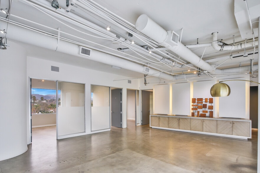 3rd & Crescent Heights portfolio of 2 properties for sale on LoopNet.com - Interior Photo - Image 2 of 6