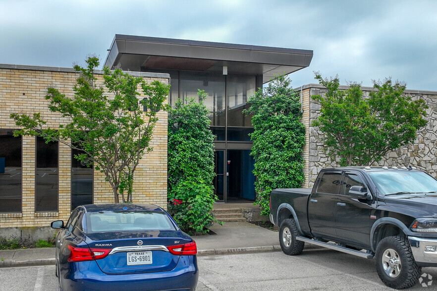 910 10th St, Plano, TX for lease - Building Photo - Image 1 of 8