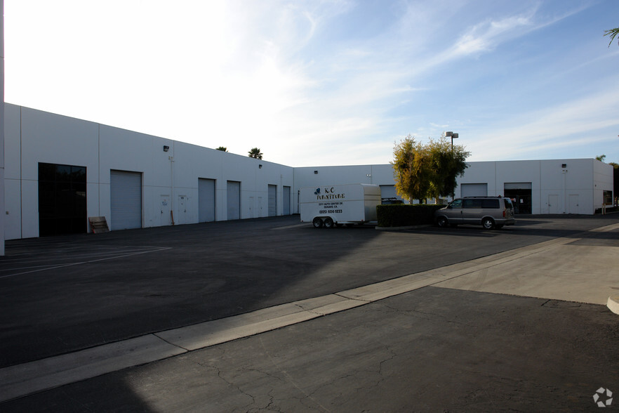 2011 Auto Center Dr, Oxnard, CA for lease - Building Photo - Image 3 of 7