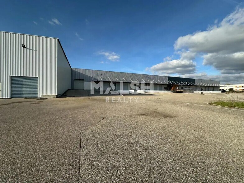 Office in Corbas for lease - Building Photo - Image 2 of 18