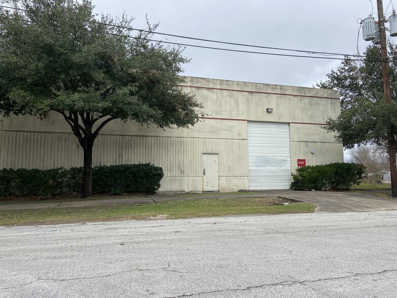 6425 Harrisburg Blvd, Houston, TX for sale - Building Photo - Image 3 of 4