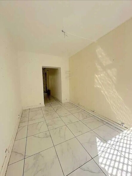 Retail in Paris for lease - Interior Photo - Image 3 of 7