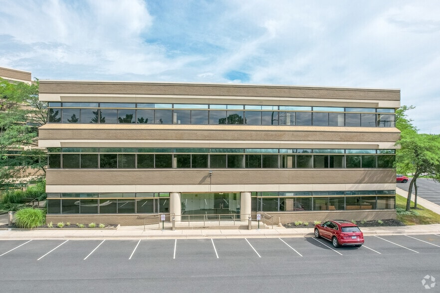 555 Grove St, Herndon, VA for lease - Building Photo - Image 3 of 6