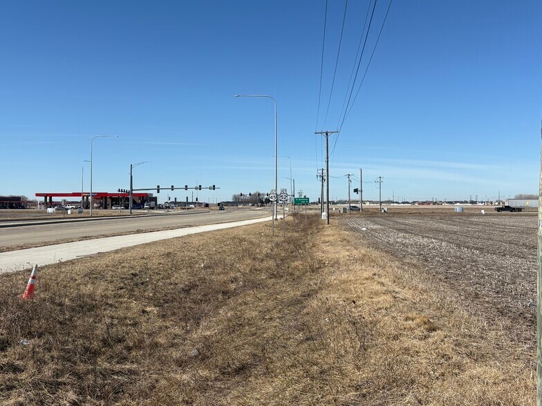 75 Bourbonnais Parkway, Bourbonnais, IL for sale - Building Photo - Image 2 of 4
