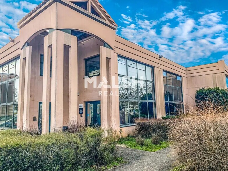 Office in Bron for lease - Building Photo - Image 1 of 8