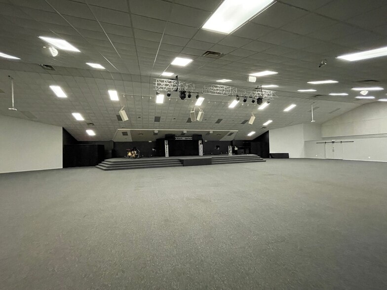 6317 Old US 23, Fenton, MI for sale - Interior Photo - Image 2 of 49