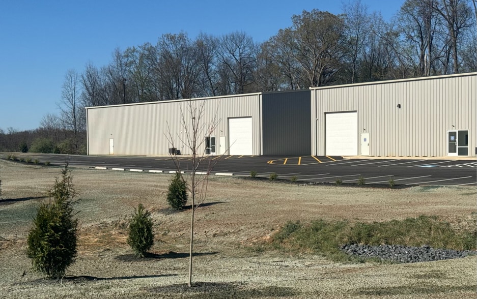 464 James Burr Blvd, Kearneysville, WV for lease - Building Photo - Image 2 of 14