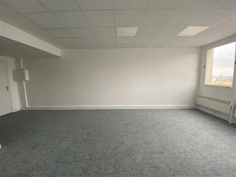 Office in Paris for lease - Building Photo - Image 3 of 6