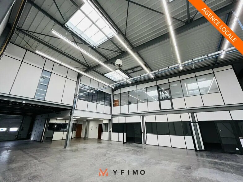 Flex in Poissy for lease - Interior Photo - Image 1 of 6