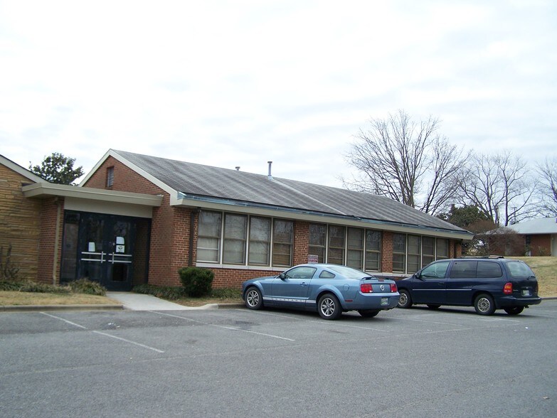 8200 Kingston Pike, Knoxville, TN for lease - Building Photo - Image 1 of 1