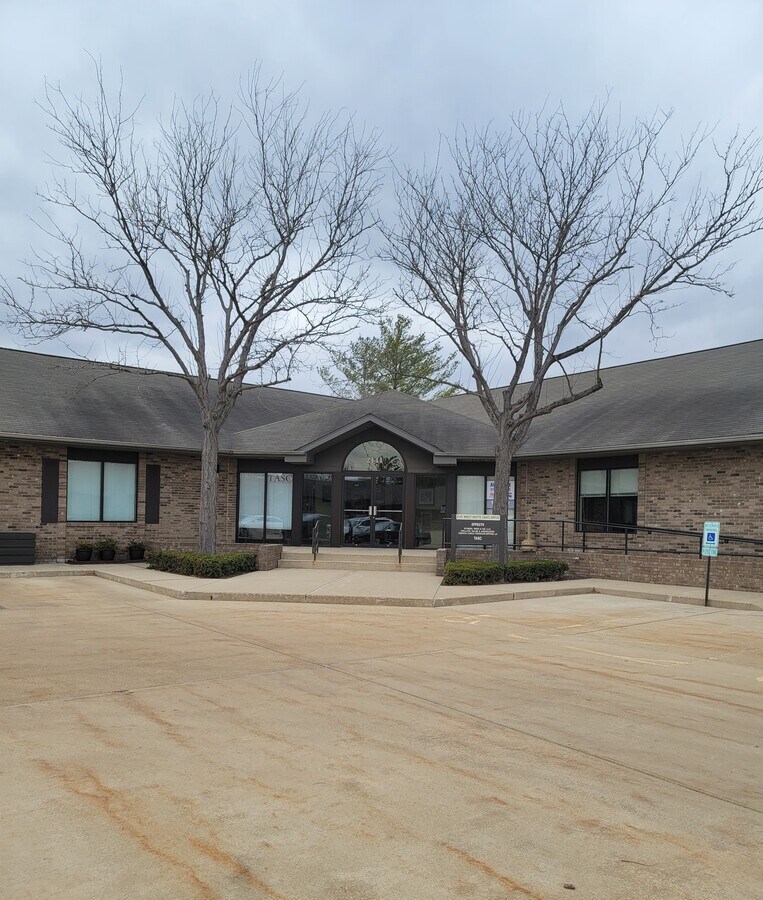 2141 W White Oaks Dr, Springfield, IL 62704