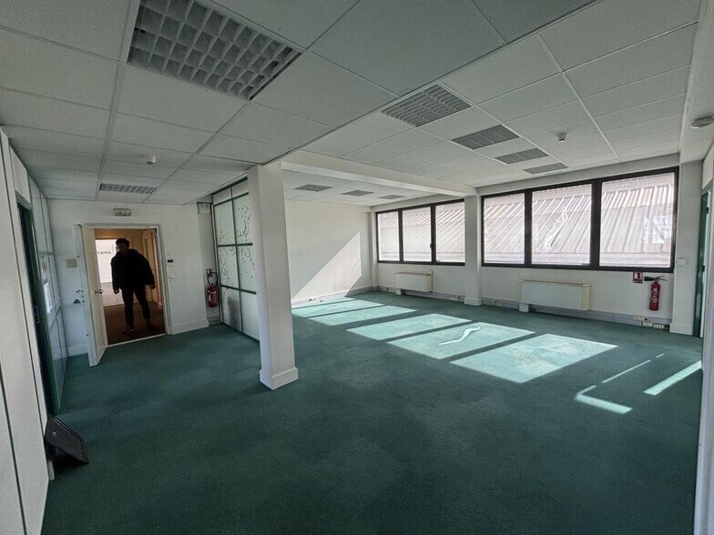 Office in Colombes for lease - Interior Photo - Image 2 of 4