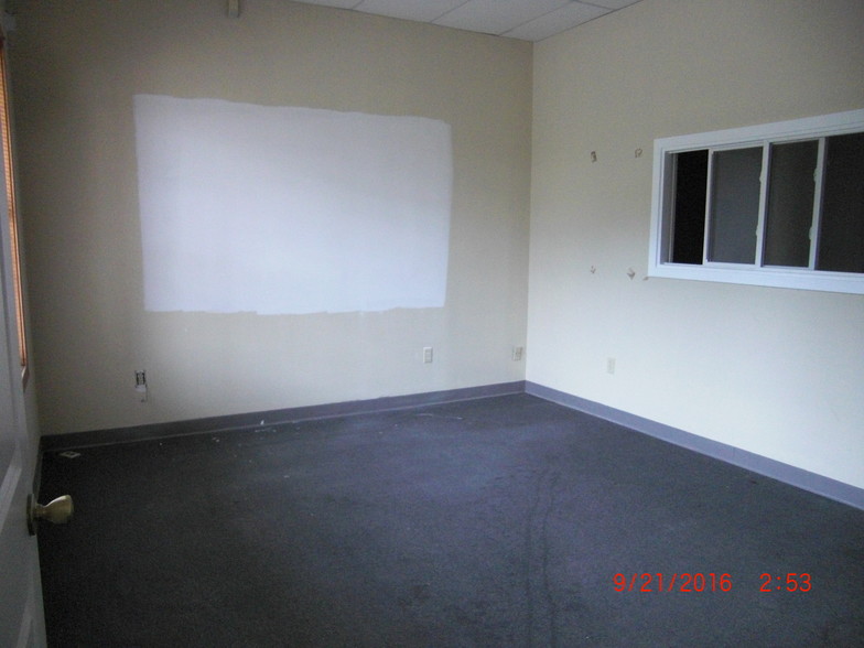 696 Amity Rd, Bethany, CT for lease - Interior Photo - Image 3 of 8