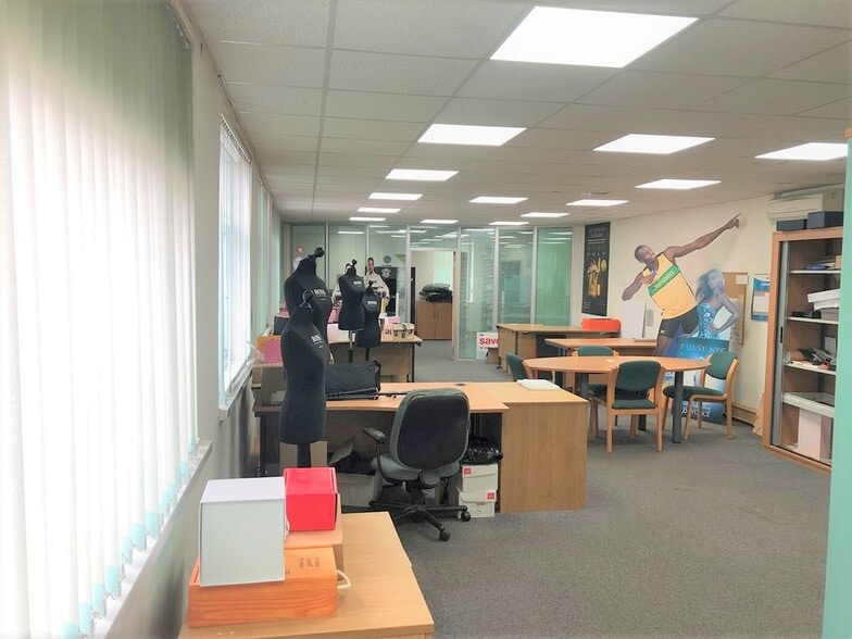 Pier Rd, Feltham for sale - Interior Photo - Image 3 of 16