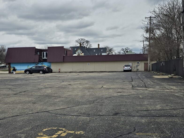 822 Broad St, Beloit, WI for lease - Building Photo - Image 2 of 3
