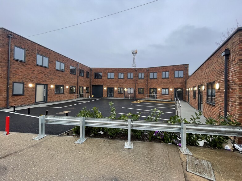 81B Front Ln, Upminster for sale - Primary Photo - Image 1 of 1