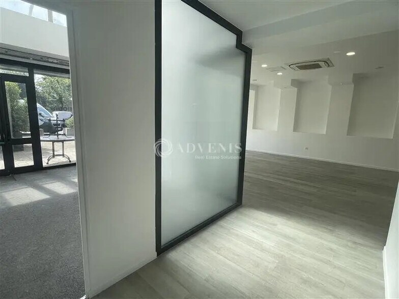 Retail in Tremblay-en-France for lease - Interior Photo - Image 3 of 8