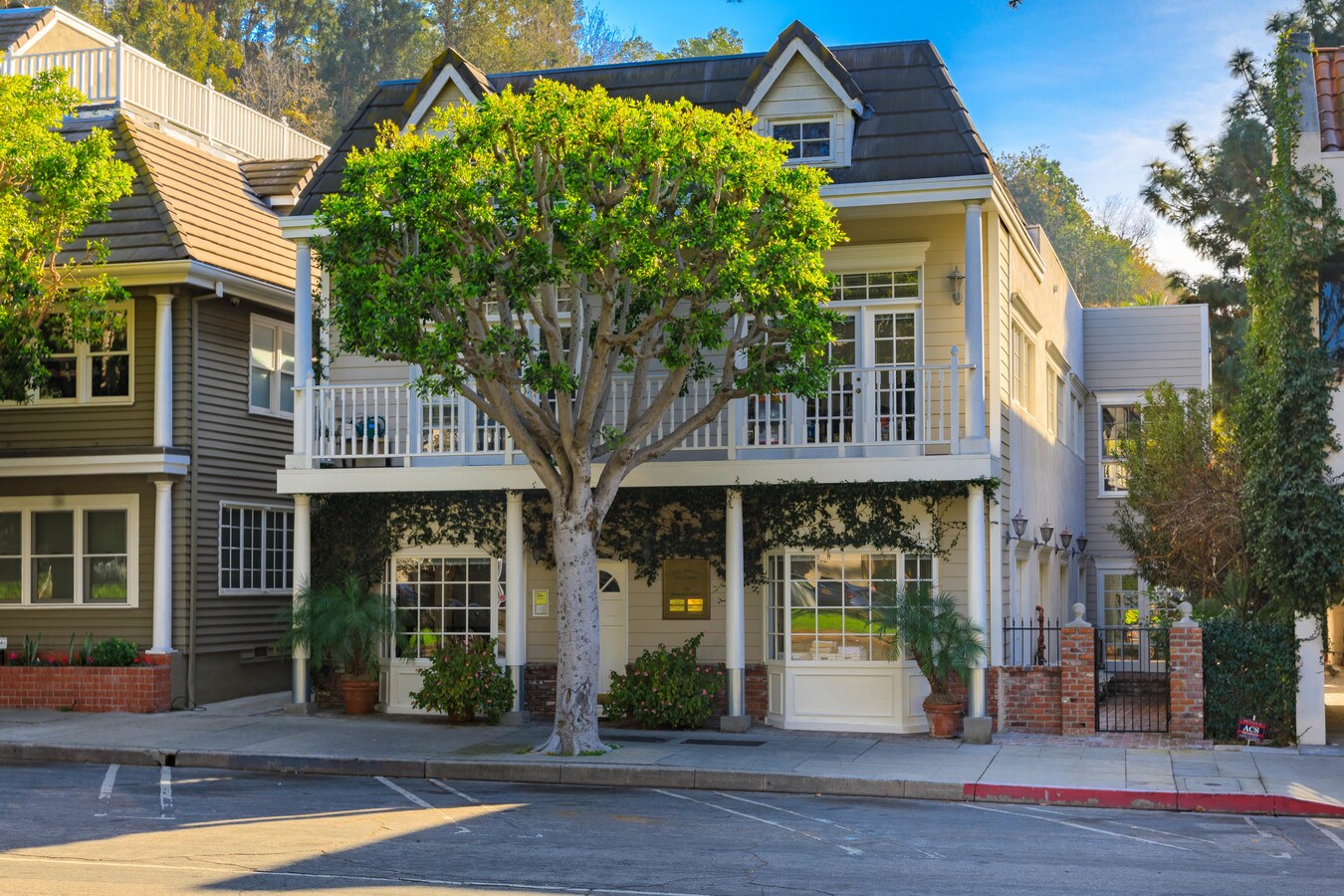 824 Moraga Dr, Los Angeles, CA 90049