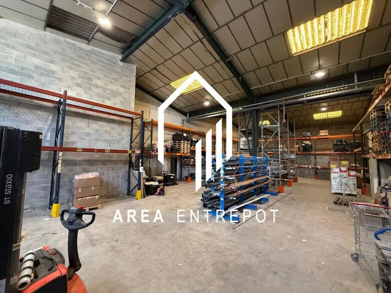 Flex in Aubagne for lease - Interior Photo - Image 3 of 8