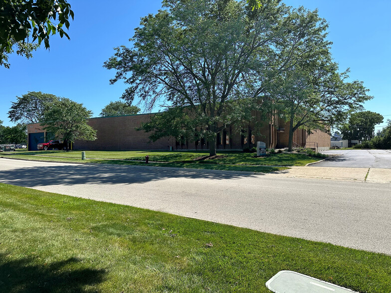 1035 N Hilltop Dr, Itasca, IL for lease - Building Photo - Image 2 of 3