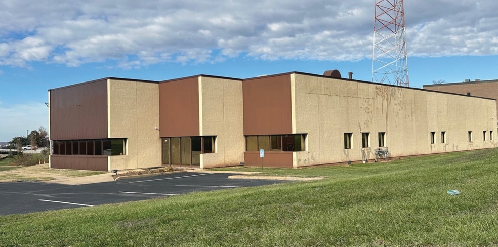 2301-2305 Millpark Dr, Maryland Heights, MO for lease - Building Photo - Image 2 of 3