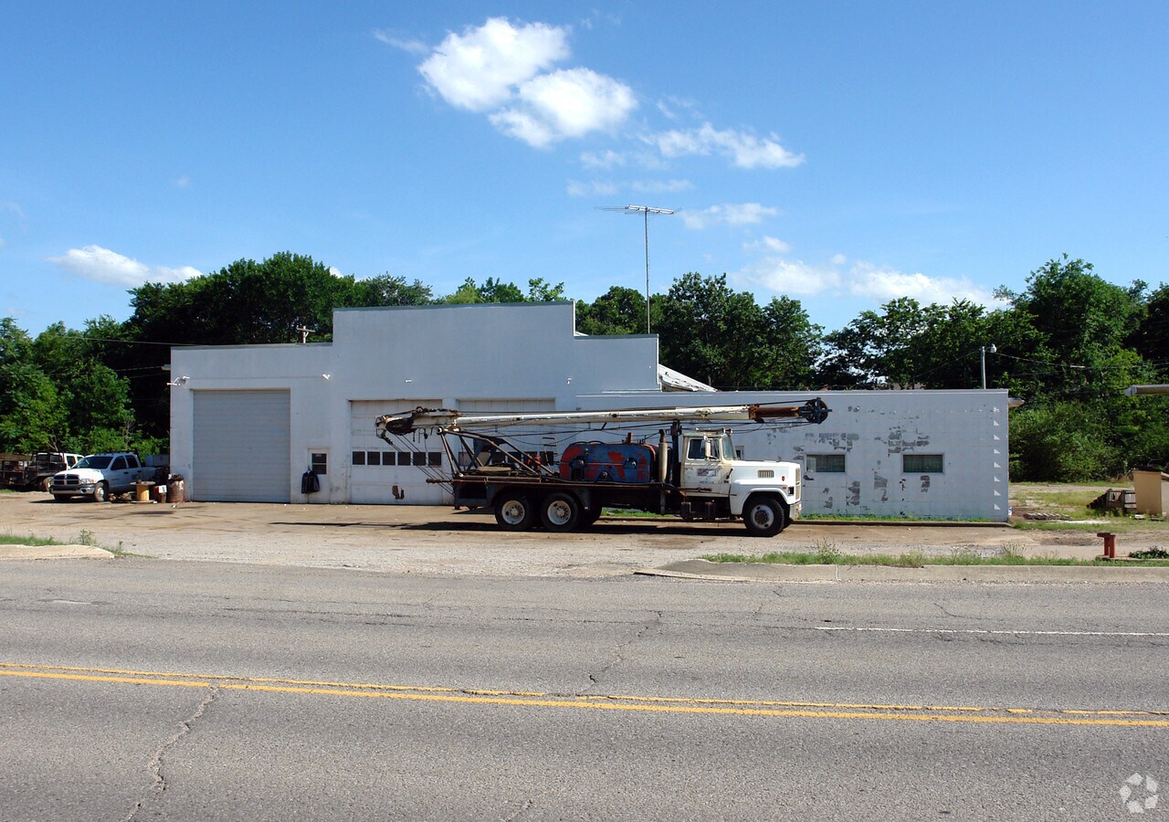 1501 W Main St, Henryetta, OK 74437