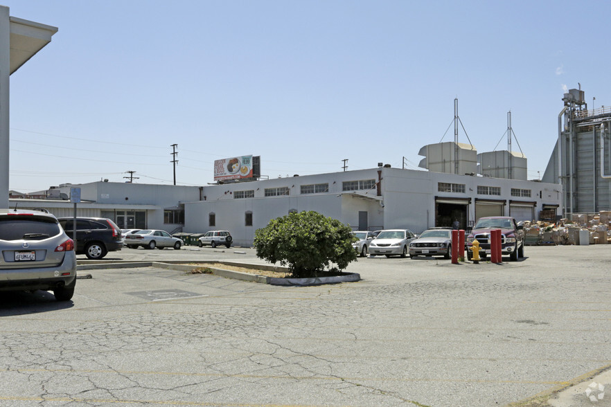 2770-2774 Leonis Blvd, Los Angeles, CA for lease - Building Photo - Image 3 of 9