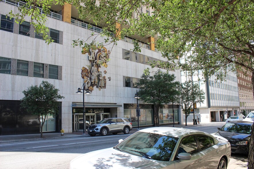 1810 Commerce St, Dallas, TX for lease - Building Photo - Image 1 of 9