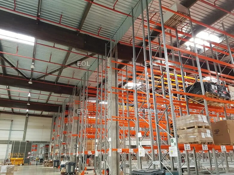 Industrial in Genas for lease - Interior Photo - Image 2 of 4