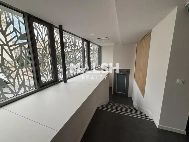 Office in Lyon for lease - Building Photo - Image 3 of 15