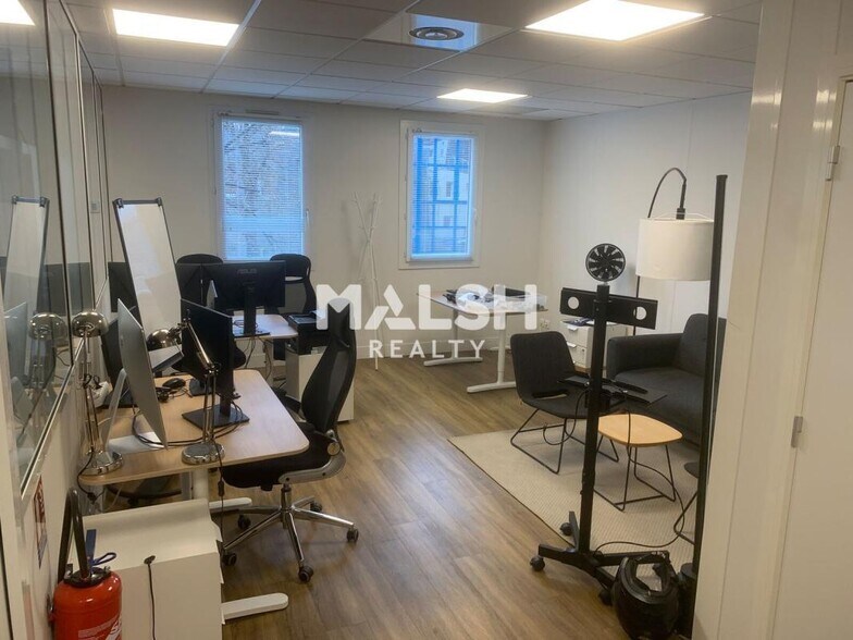 Office in Lyon for lease - Building Photo - Image 2 of 13